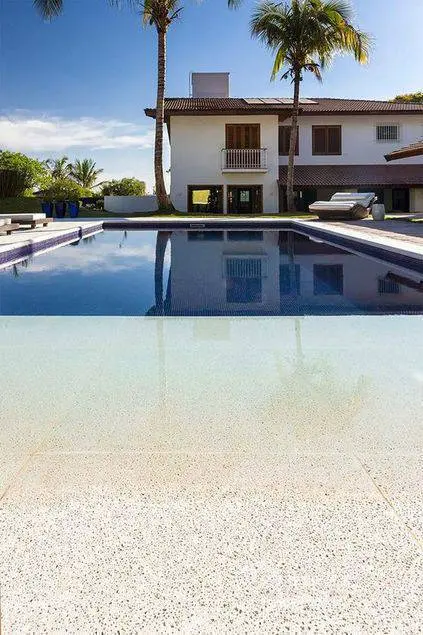 pedra para piscina - piscina com borda infinita grande 