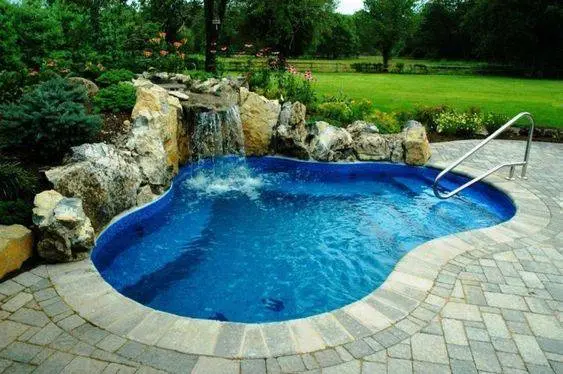 pedra para piscina - piscina com decoração rústica 