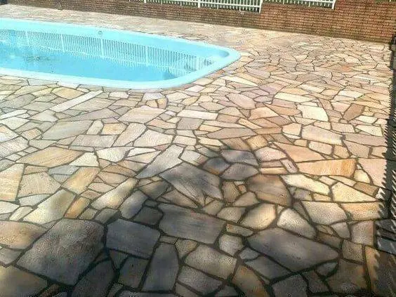 pedra para piscina - piscina com pedra rústica 