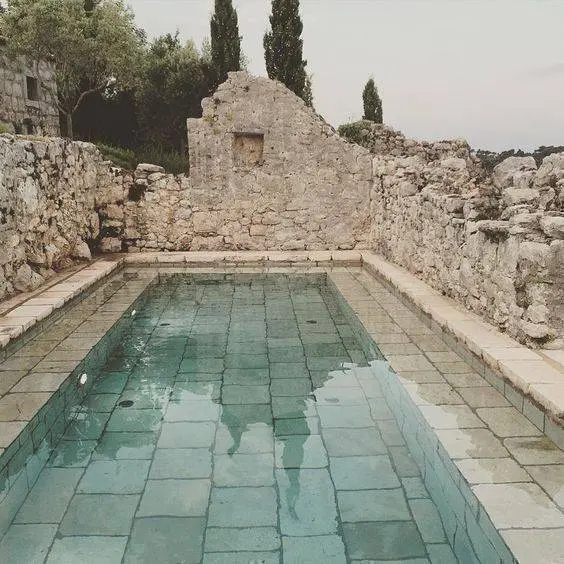 pedra para piscina - piscina com pedras rústicas 