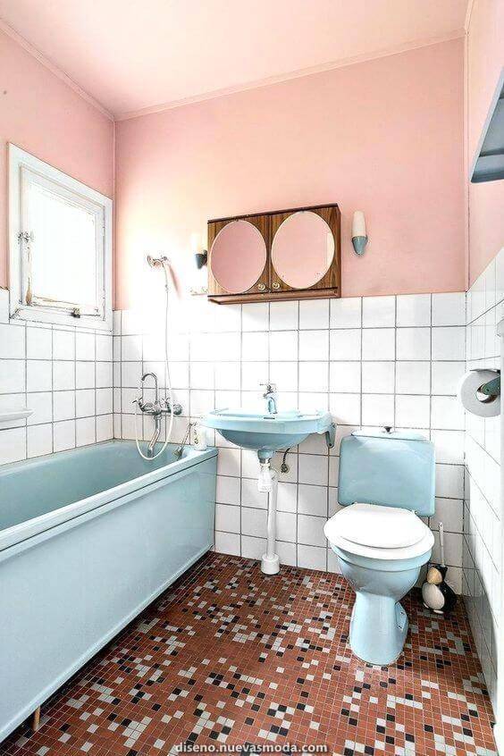 pisos antigos - banheiro com banheira azul 