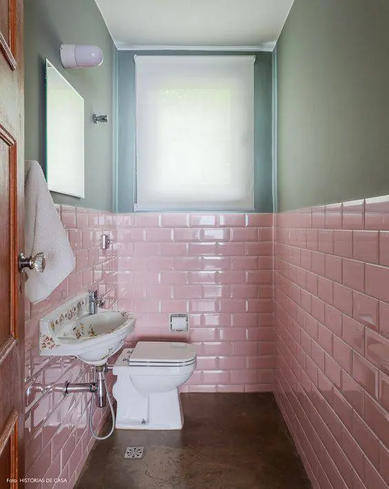 pisos antigos - banheiro com parede rosa 
