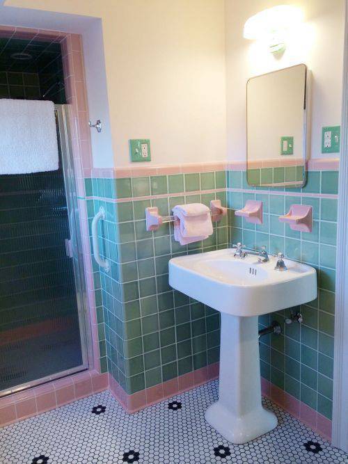 pisos antigos - banheiro com parede verde 