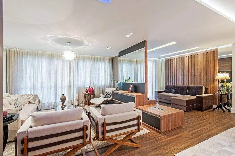 poltrona de madeira - piso de madeira contrastando com tapete e sofá branco 