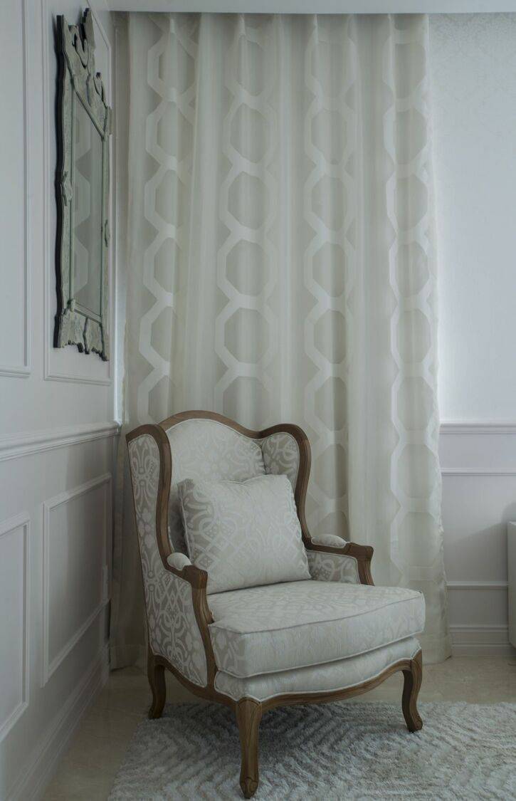 poltrona de madeira - poltrona com estampa clara e cortina de tecido 