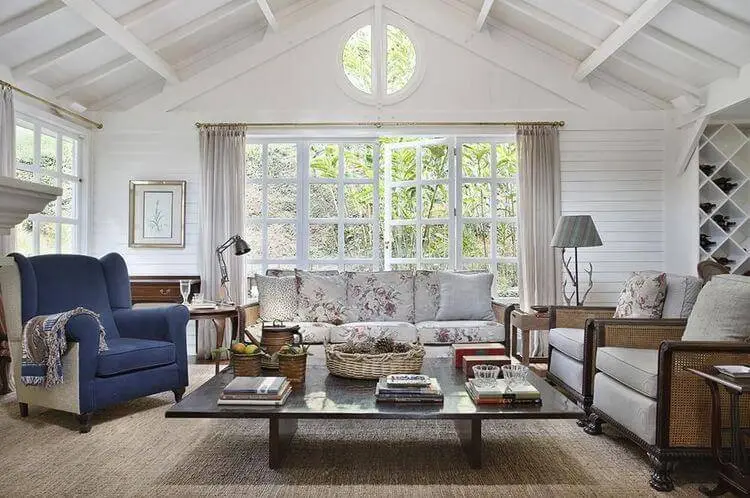 poltrona de madeira - poltrona de tecido azul e sofá com estampa florida 