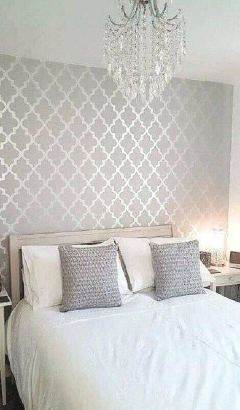 quarto de casal decorado com lustre de cristal e papel de parede cinza com acabamento metalizado Foto Fashion Curration