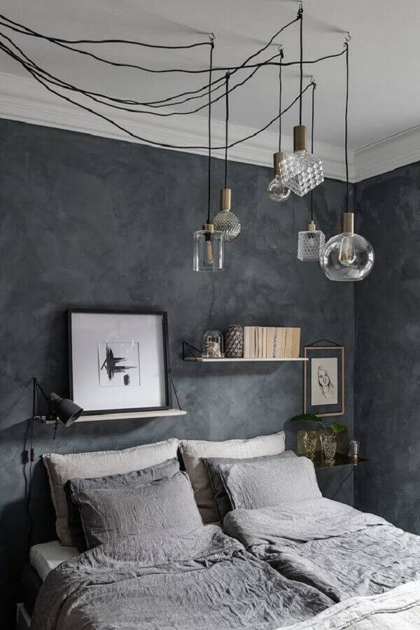 quarto decorado com pendentes diferentes e tinta cinza parede Foto Coco Lapine Design