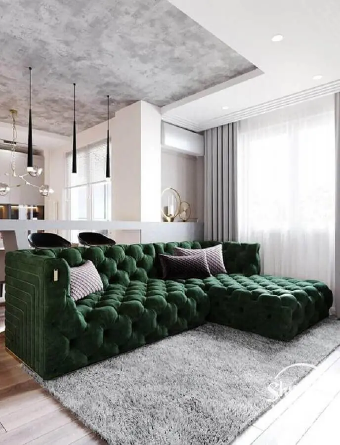 sala branca decorada com sofá verde escuro Foto Pinterest