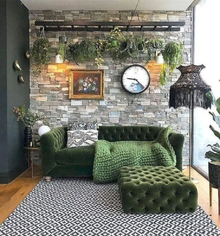 sala cinza decorada com sofá verde e parede de pedra Foto Ten is Extreme Shop
