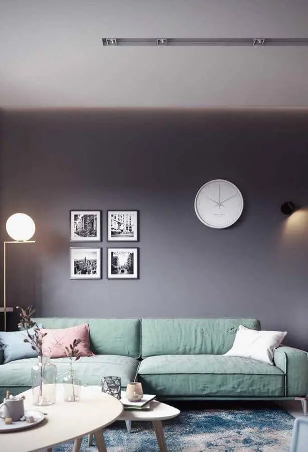 sala com parede cinza e sofá verde claro Foto Maurício Gebara Arquitetura