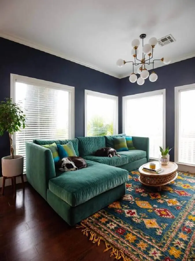 sala com sofá verde decorada com tapete colorido Foto Brenda Hnatishion