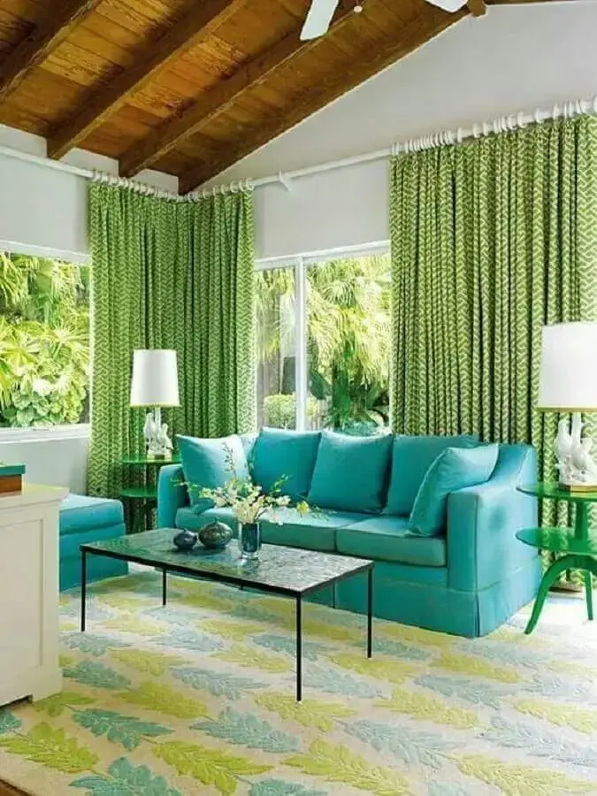 sala decorada com sofá azul tiffany e cortinas verdes Foto Decoração 24