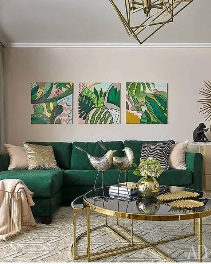 sala decorada com sofá verde e mesa de centro redonda com acabamento dourado Foto Alchemy Fine Home