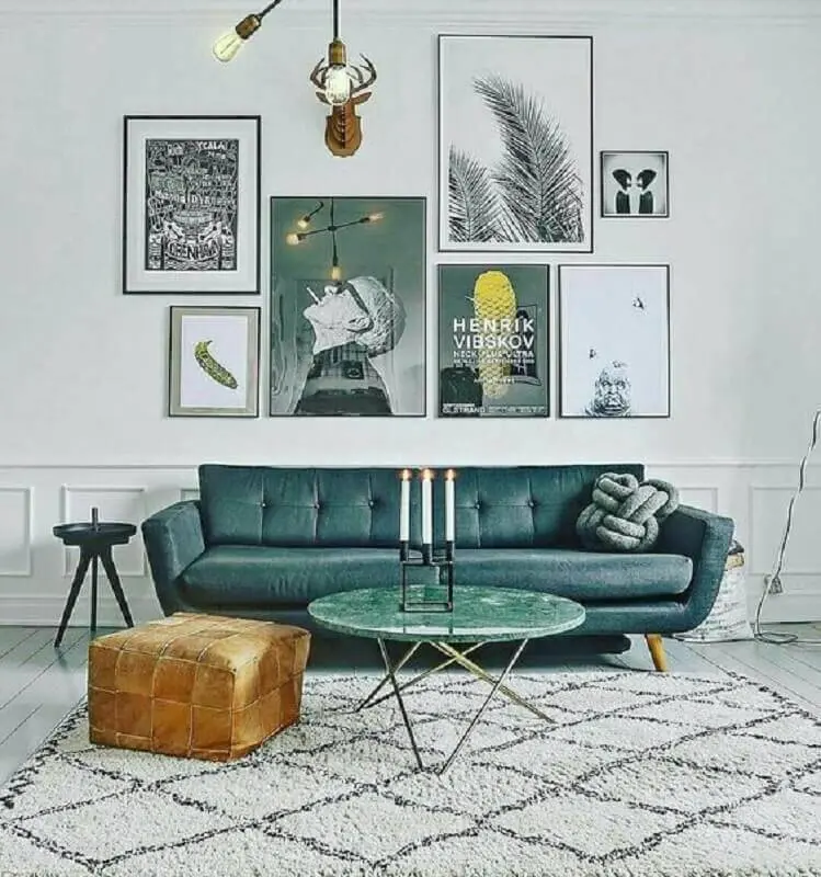 sala decorada com sofá verde e vários quadros Foto Pinterest