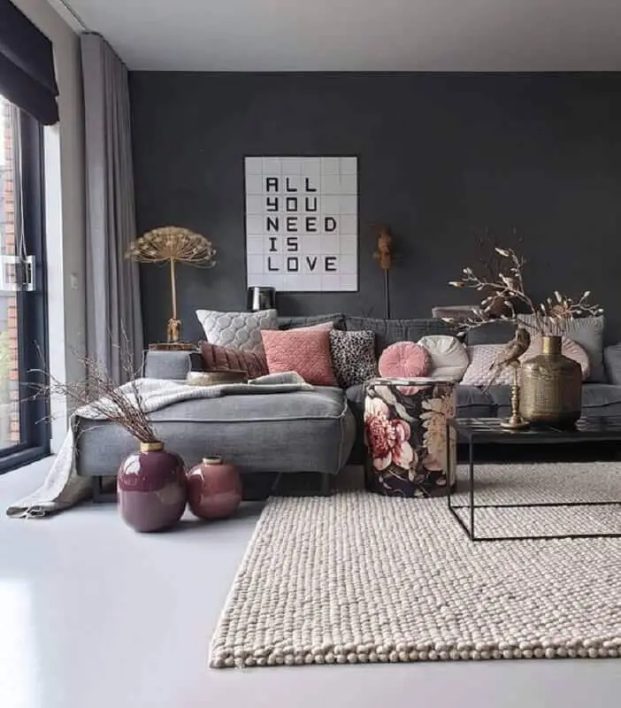 sala moderna decorada com parede cinza e várias almofadas Foto SooPush