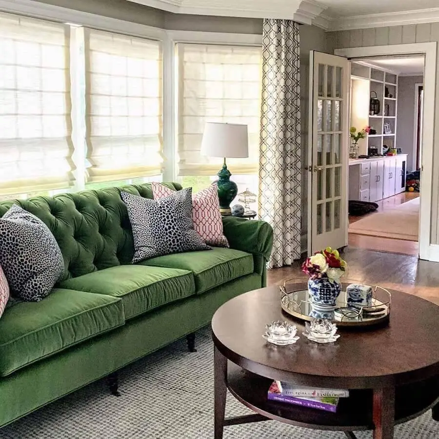 sofá verde com design antigo Foto Crisy