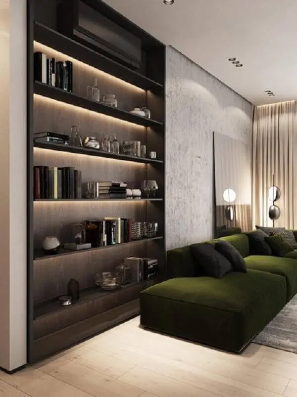 sofá verde escuro para sala moderna com estante de madeira embutida Foto Home Designing
