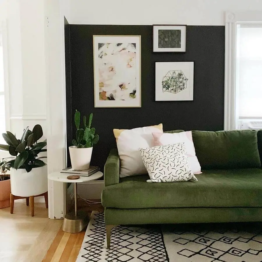 sofá verde musgo para sala com tapete preto e branco Foto Cassie Johs