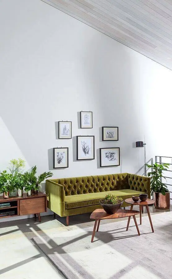 sofá verde musgo para sala minimalista com móveis de madeira Foto Home Design Ideas