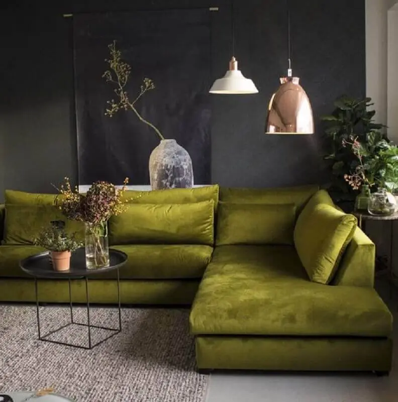 sofá verde musgo para sala moderna com parede cinza escuro Foto Pinterest