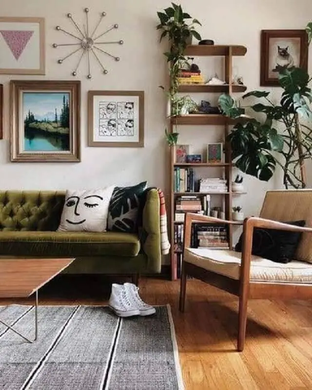 sofá verde musgo para sala simples com vários quadros na parede Foto Article