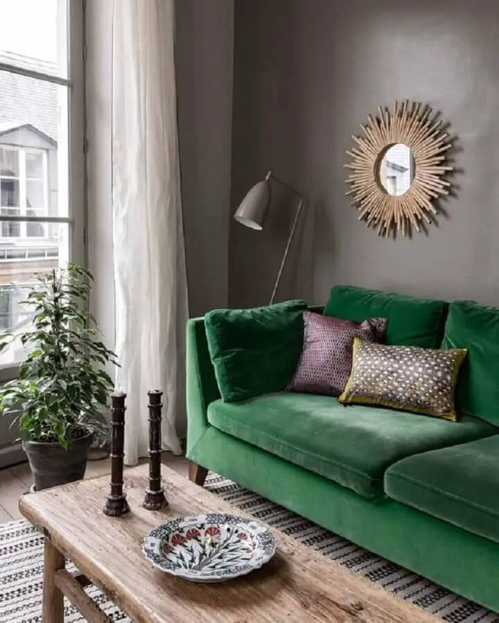 sofá verde para sala cinza decorada com mesa de centro de madeira Foto Shake My Blog