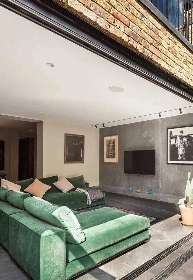 sofá verde para sala com estilo industrial com parede de cimento queimado Foto Pinterest