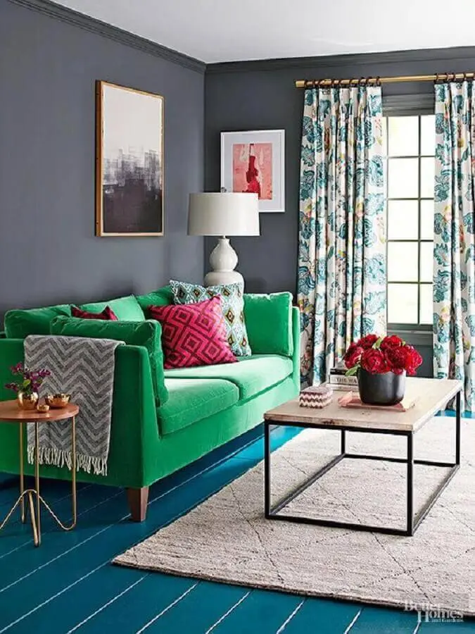 sofá verde para sala com parede cinza e piso azul Foto Better Homes and Gardens