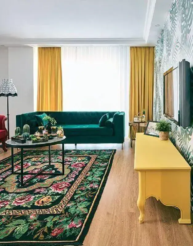 sofá verde para sala decorada com cortina amarela Foto Boca do Lobo