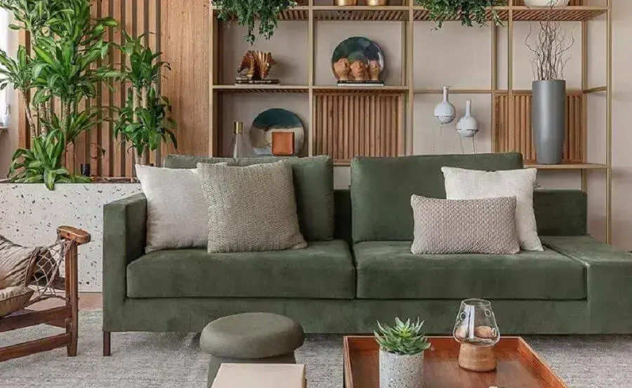 sofá verde para sala moderna decorada com estante de madeira Foto AS Design Arquitetura