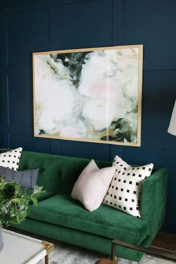 sofá verde para salas decorada com parede azul escuro Foto Dreamer House