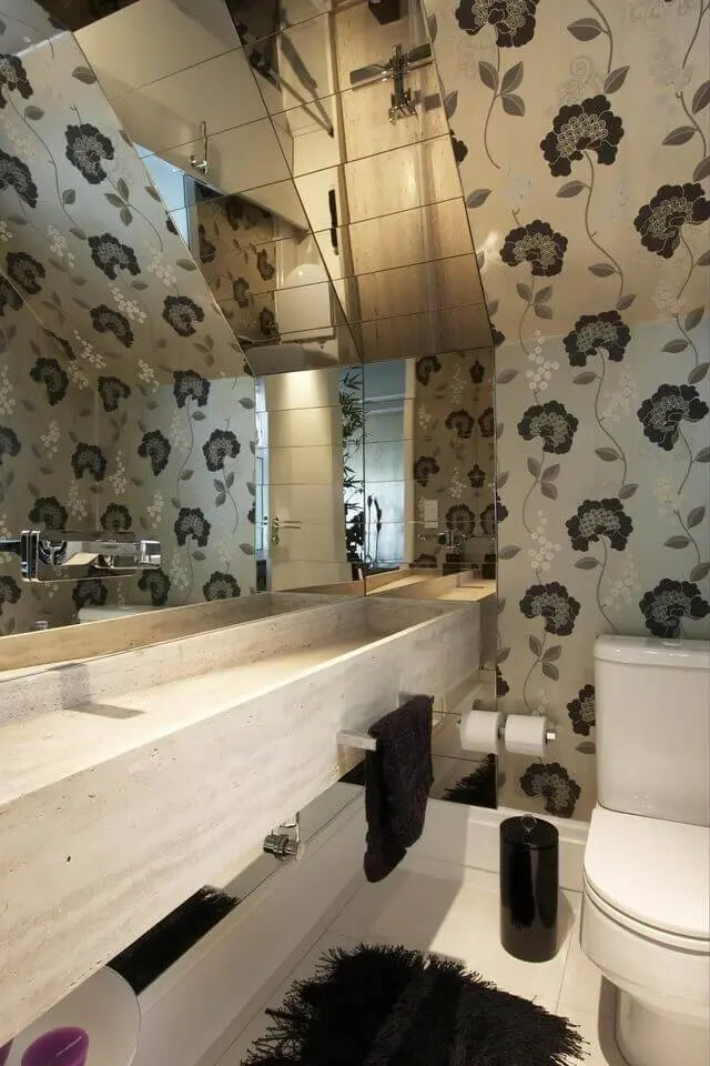 torneira para pia de banheiro - banheiro com papel de parede florido 