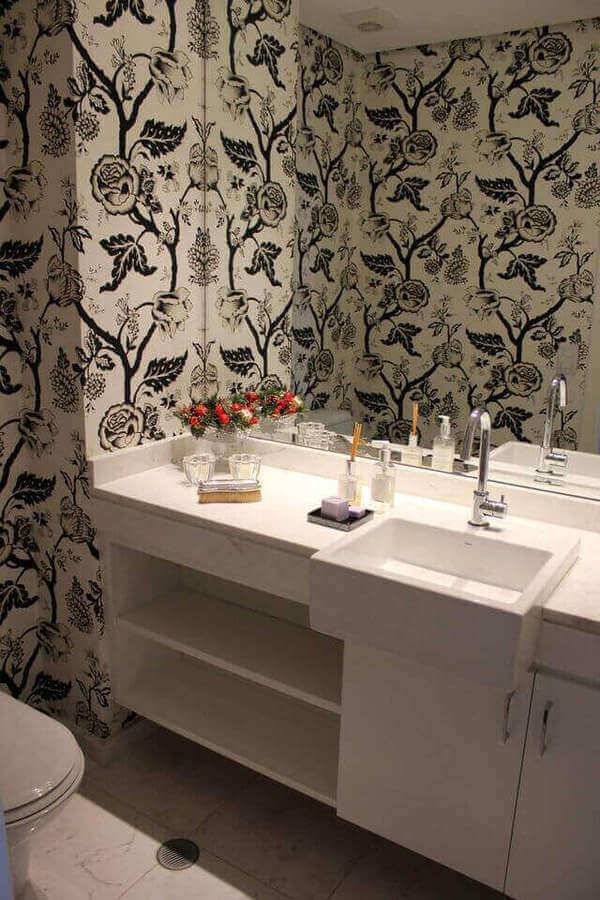 torneira para pia de banheiro - lavabo com papel de parede florido 