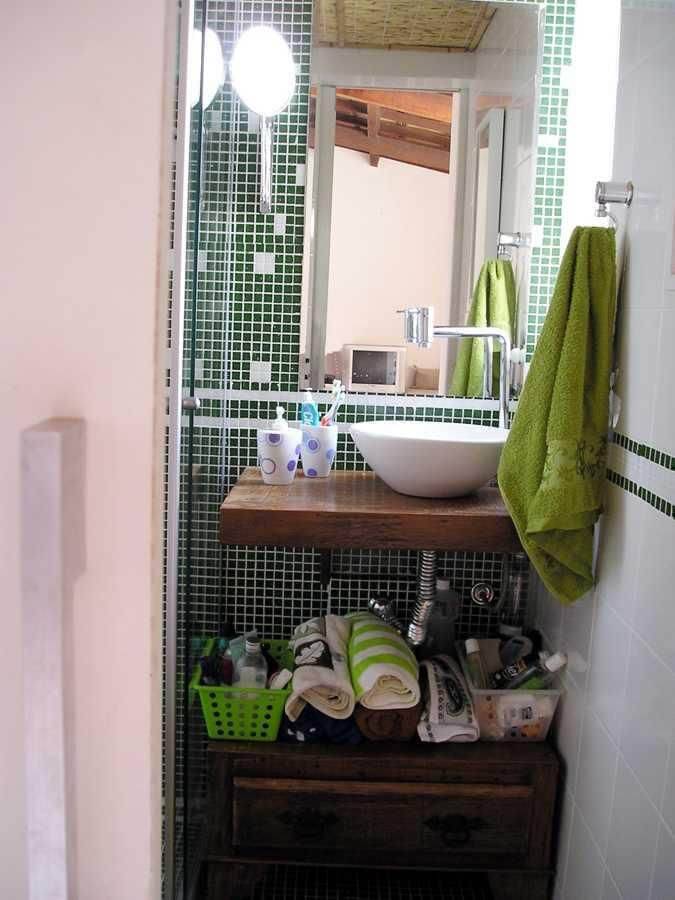 torneira para pia de banheiro - lavabo verde com pastilhas de vidro e madeira 