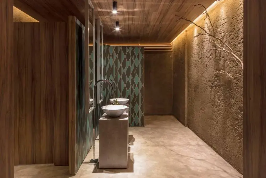 torneira para pia de banheiro - papel de parede geométrico com chão em mármore 