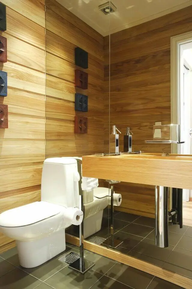 torneira para pia de banheiro - parede com tacos de madeira e cuba esculpida 