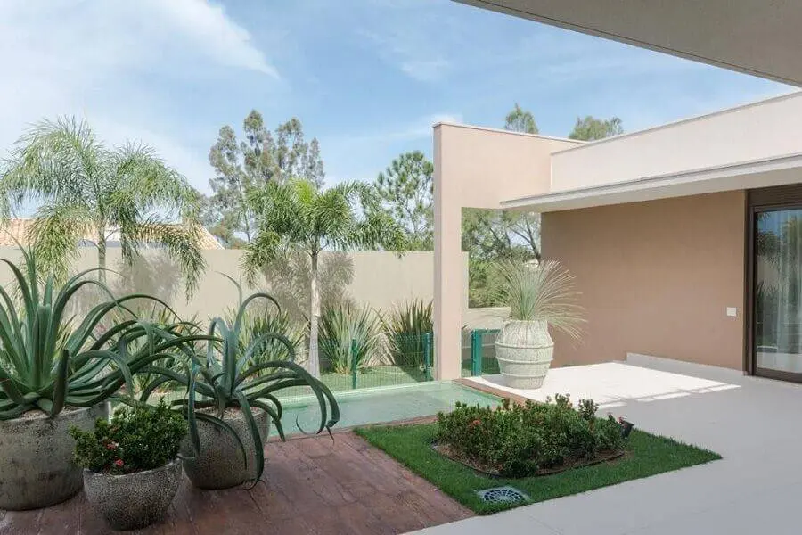 área externa com jardim residencial simples Foto Jannini Sagarra Arquitetura