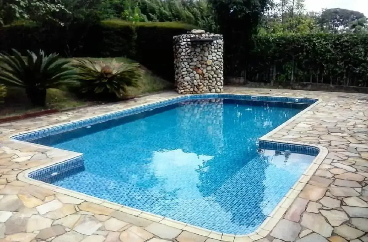 área externa decorada com pedras para piscina Fotos Dicas Decor