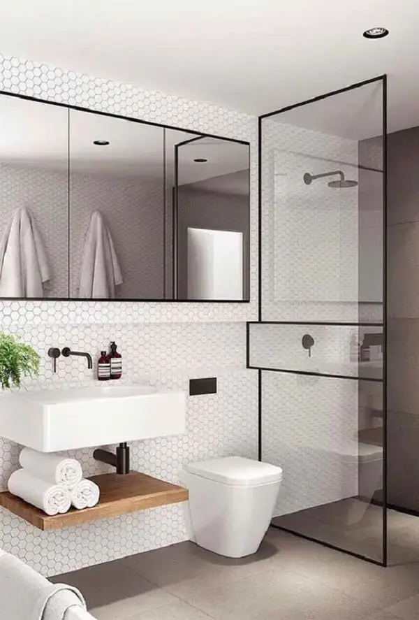Decoração minimalista com armário com espelho para banheiro três portas