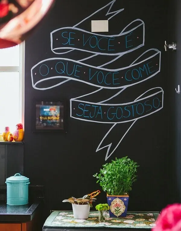 A tinta preta para parede permite a criação de frases descontraídas no ambiente