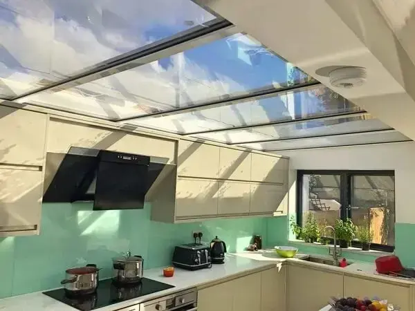 A cobertura de vidro ilumina a área da cozinha