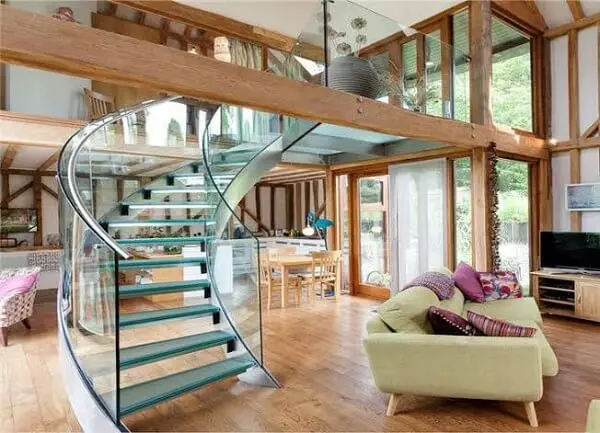 A escada de vidro traz sofisticação para a sala de estar