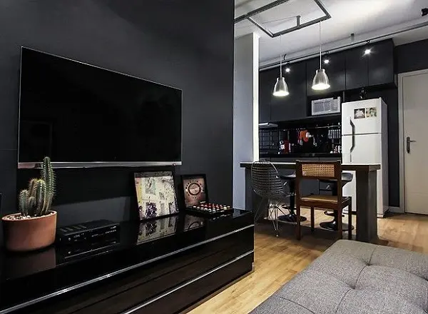 A tinta preta para parede trouxe sofisticação para sala de TV