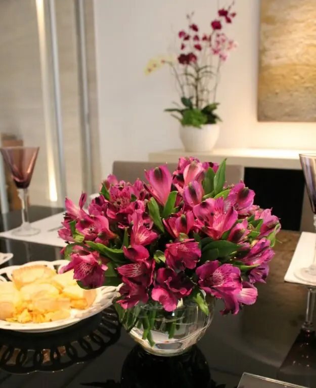 Mesa de jantar com vaso de flores na decoração 