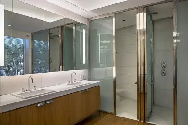 Armário com espelho para banheiro com iluminação embutida