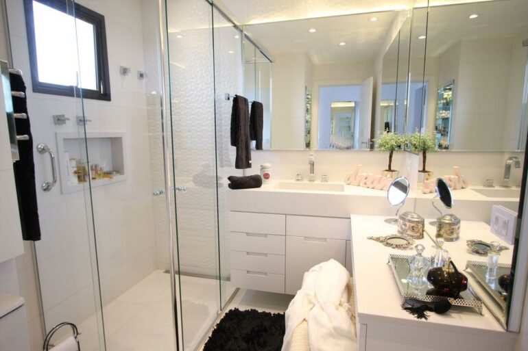 Banheiro de apartamento com decoração clean. Fonte: Cris Vassoler