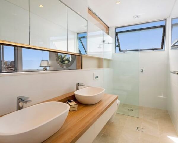 Decore o espaço com armário com espelho para banheiro e nichos
