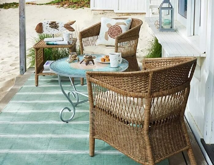 Cadeiras para varanda de vime decoram a casa de praia. Fonte: Rancho Avellanas