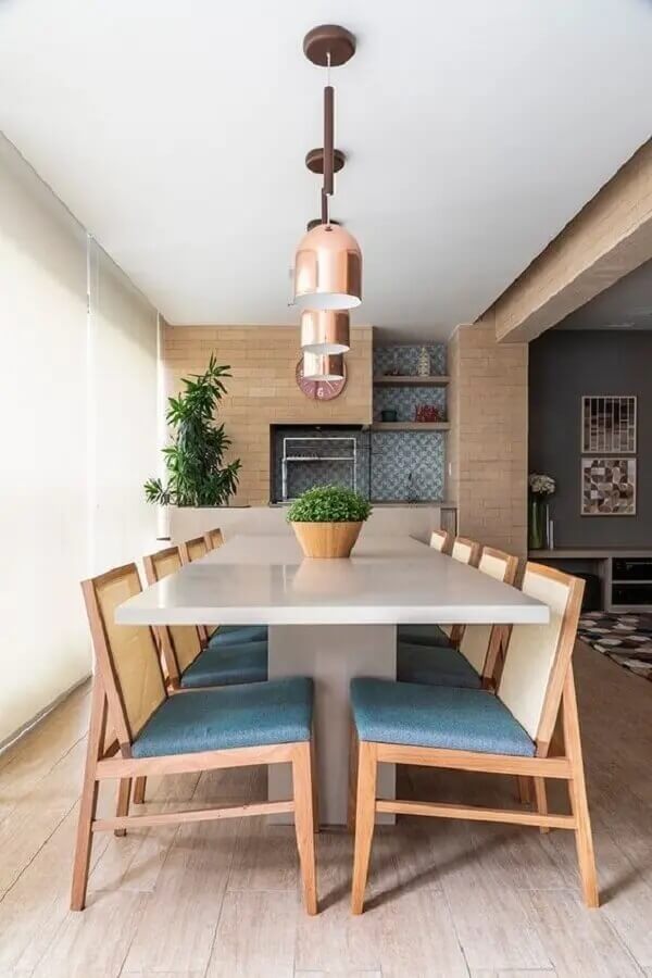 Cadeiras para varanda gourmet com estofado azul. Fonte: Habitare